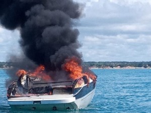 Lancha pega fogo e afunda em destino turístico na Bahia; piloto escapou em bote inflável