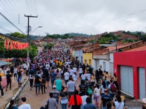 Milhares de fiéis sobem colina para pedir bênçãos aos pés da estátua de padre Cícero no Ceará