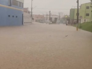 Forte chuva inunda ruas e residências de Forquilha, no Ceará