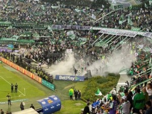 Confronto deixa 89 feridos e suspende clássico na Colômbia