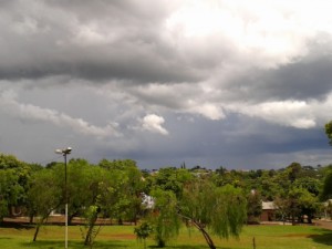 Sol entre nuvens e possibilidade de chuva em Barbalha nesta terça-feira