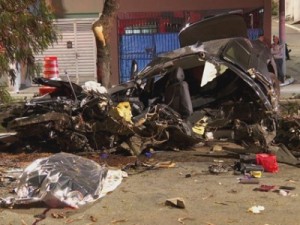 Acidente deixa três pessoas mortas e carro de luxo destruído em Cangaíba, na Zona Leste de SP