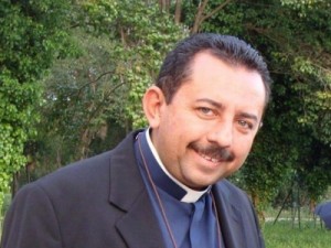 Padre Antônio Furtado sofre acidente de carro na CE-371; tia dele morre