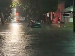 Ruas ficam alagadas, e açudes transbordam no Ceará após forte chuva