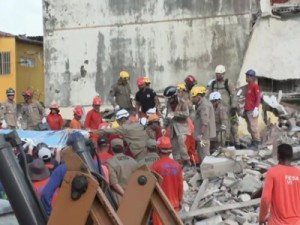 Homem é resgatado vivo após dez horas soterrado em escombros de desabamento de prédio em Olinda;