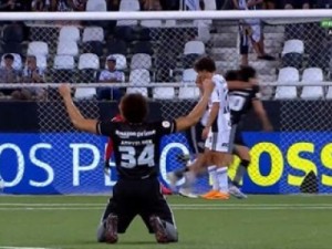 Botafogo vence o Atlético-MG, segue 100% e se isola na liderança do Brasileiro