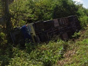 Ônibus fretado por time de futebol tomba e deixa nove feridos no Ceará