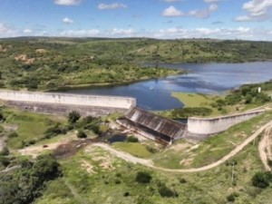 Barragem de Mamoeiro, em Antonina do Norte, sangra pela primeira vez