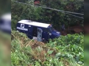 Motorista perde controle da direção e carro-forte cai em ribanceira no Ceará