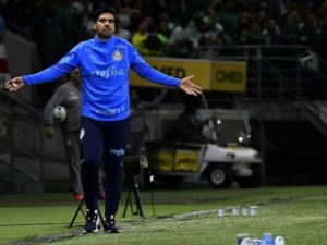 Abel Ferreira leva cartão e desfalca o Palmeiras em clássico com o Santos