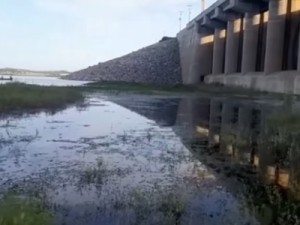 Água chega à estrutura de concreto do Castanhão pela primeira vez em nove anos