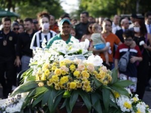 Chacina de Camocim: sepultamento de policial civil é marcado por salva de tiros e homenagens