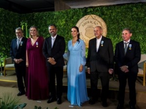 Quatro homenageados recebem a Medalha da Abolição, no Ceará