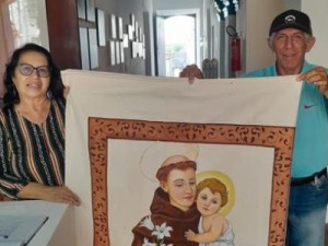 Professora paga promessa pintando a bandeira de Santo Antônio, pronta para domingo