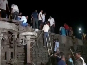 Trem descarrila na Índia e deixa 233 mortos