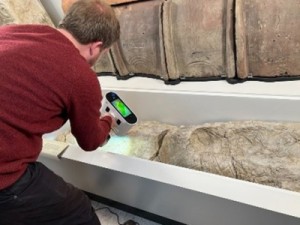 Escaneamento 3D revela família romana enterrada em gesso há 1,7 mil anos