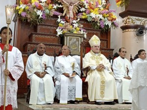 Dom Magnus Henrique celebra noite do comércio e indústria na Festa de Santo Antônio