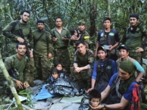 Frutas e farinha mantiveram crianças vivas por 40 dias após queda de avião