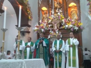 Padre Luciano celebra noite da Juventude na Festa de Santo Antônio