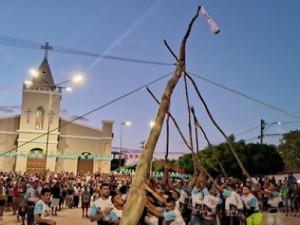 Brejinho e Estrela erguem o pau da bandeira de São João Batista