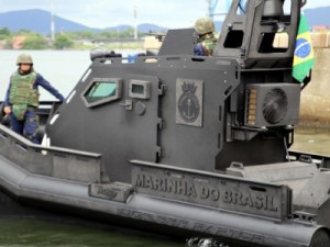 Barco com 12 pessoas naufraga na costa de SC, e Marinha inicia buscas