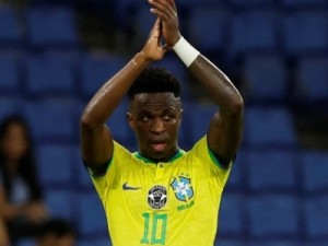 Brasil goleia Guiné em amistoso contra racismo e vence pela 1ª vez após a Copa do Mundo