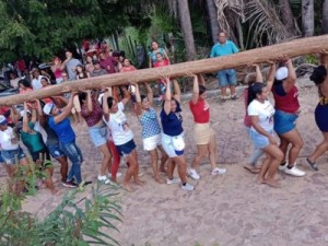 Domingo com quatro paus de bandeira de padroeiro em Barbalha