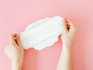 Por que algumas meninas menstruam mais cedo?