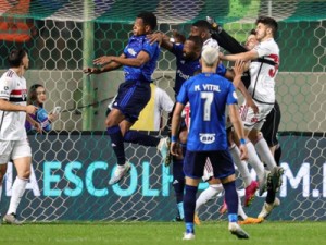 Rafinha faz contra, Cruzeiro derrota São Paulo e volta a vencer na temporada