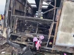 Ônibus pega fogo após bater contra ponte e deixa 25 mortos na Índia