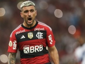 Em noite de Arrascaeta, Flamengo vence o Fortaleza no Maracanã