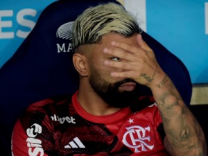 Gabigol e Léo Pereira devem desfalcar o Flamengo contra o Palmeiras