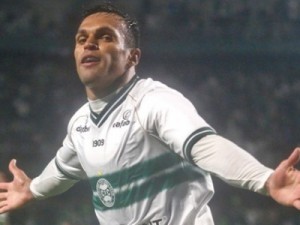 Coritiba bate o América-MG de virada, vence a segunda e joga rival para a lanterna