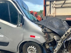 Van que transportava pacientes colide em caminhão e deixa dois mortos e feridos no Ceará