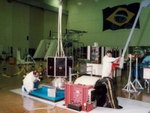 Satélite brasileiro lançado em 1993 dá mais de 160 mil voltas no planeta e bate recorde mundial de mais antigo em operação no espaço