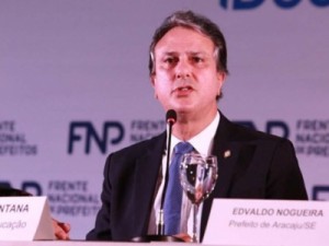 Fim das escolas cívico-militares: Camilo Santana pode depor à Câmara