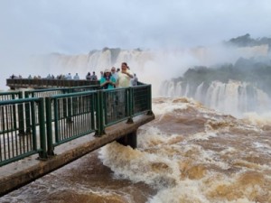 Vazão das Cataratas do Iguaçu atinge 9 milhões de litros de água por segundo; fluxo normal é de 1,5 milhão