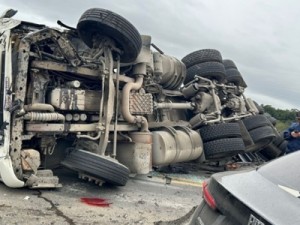 Acidente com 7 veículos deixa pessoa gravemente ferida e interdita rodovia em SC