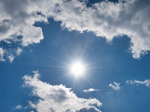 Sexta-feira com sol entre nuvens e não chove, diz a meteorologia