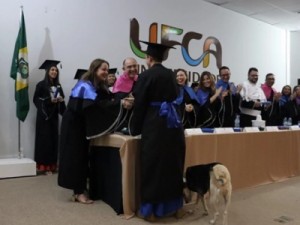 Cadela vira-lata é madrinha de formatura de ativista da causa animal