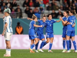 Itália tem gols anulados, marca no fim e supera a Argentina na estreia