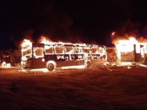 Incêndio destrói 12 ônibus em garagem no Ceará: 'Acordamos com o barulho dos pneus estourando'