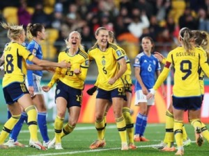 Suécia faz três gols em sete minutos, goleia a Itália e garante vaga nas oitavas de final