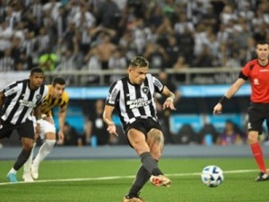 Tiquinho Soares marca, Hugo faz golaço e Botafogo vence Guaraní de virada pela Sul-Americana