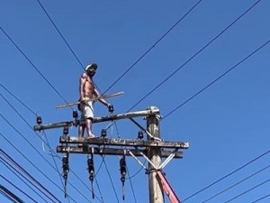 Após 24 horas, homem que fugia da polícia desce de poste em MG