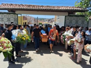 Comoção no sepultamento da adolescente Kellyda Pereira da Silva, em Barbalha