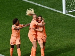 Holanda conta com frangaço de goleira e avança às quartas da Copa do Mundo