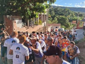 Domingo de grande participação popular no pau da bandeira do Caldas