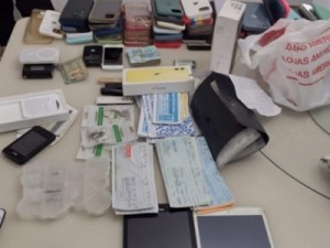 Mulher é presa pelo crime de receptação com carimbo médico falsificado, cartões e cheques em Fortaleza