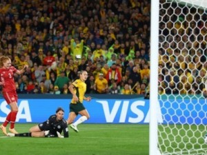 Sam Kerr estreia, Austrália vence Dinamarca e está nas quartas de final da Copa